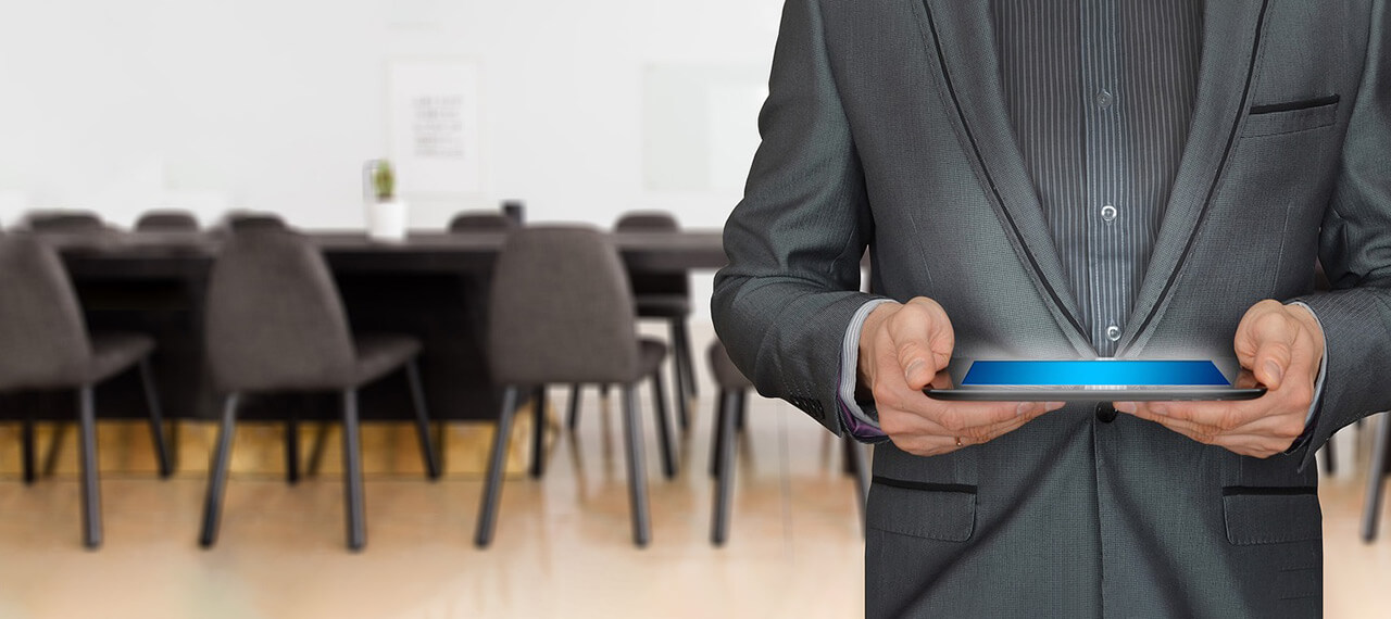 ecran-tablette-mains Outils numériques au service du parcours de soins